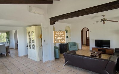 Красивая и просторная средиземноморская вилла с большими террасами.